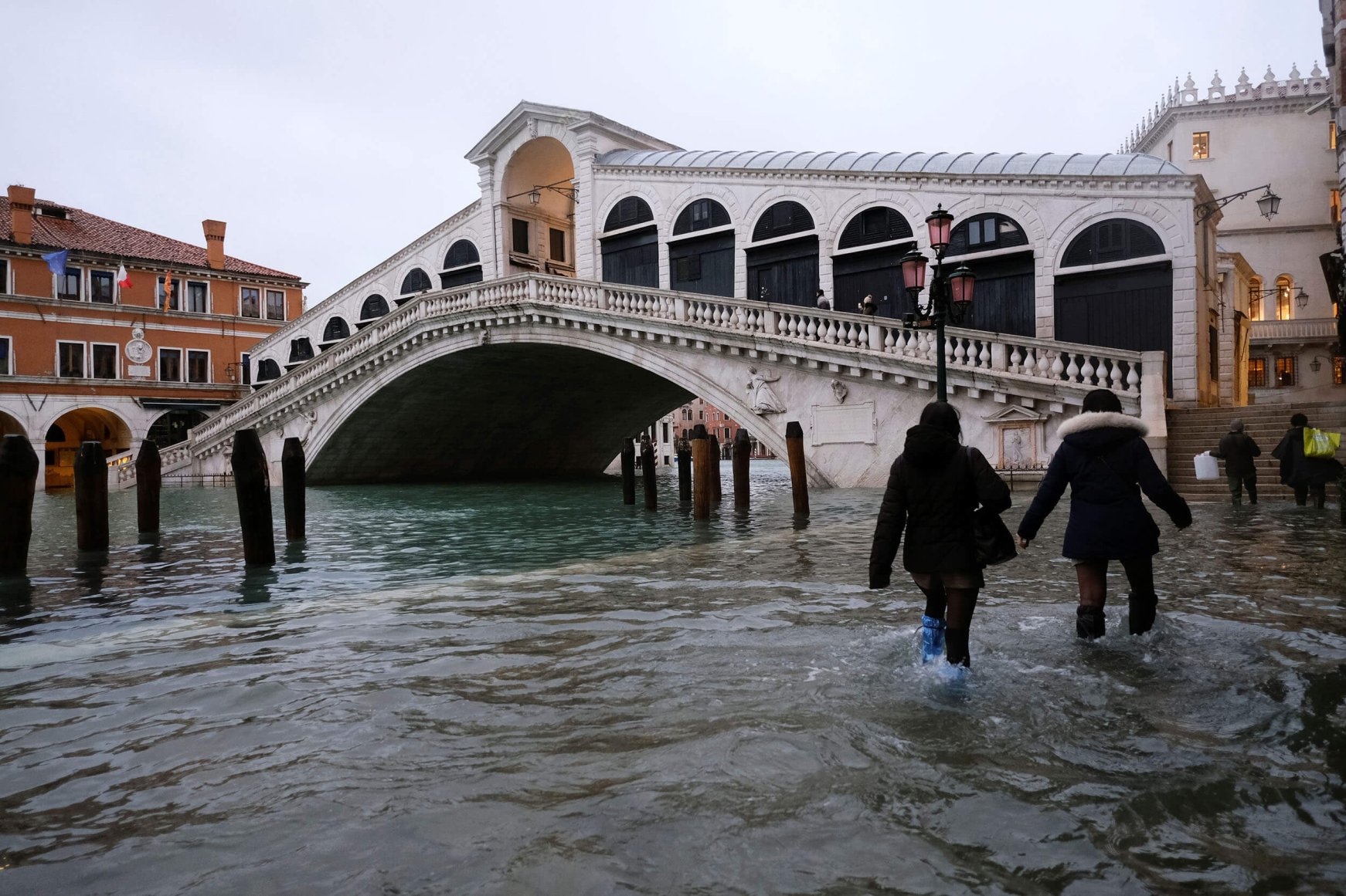 Почему венеция на воде. Площадь Сан Марко в Венеции затопило. Мост Риальто Венеция. Венеция мост Риальто и площадь Сан Марко. Венеция 2020 потоп.