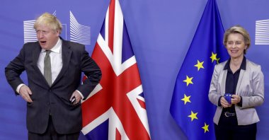 European Commission President Ursula von der Leyen (R) welcomes British Prime Minister Boris Johnson prior to a meeting at EU headquarters in Brussels, Dec. 9, 2020. (AP Photo)