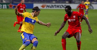 Sivasspor's Samba Camara (R) marks Maccabi Tel Aviv's Aleksandar Pesic during the UEFA Europa League match at Bloomfield Stadium in Tel Aviv, Israel, Dec. 10, 2020. (AFP Photo)
