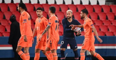 Istanbul Başakşehir players leave the pitch after the Champions League group H football match between Paris Saint Germain and Istanbul Başakşehir at the Parc des Princes stadium in Paris, France, Wednesday, Dec. 9, 2020. (AFP Photo)