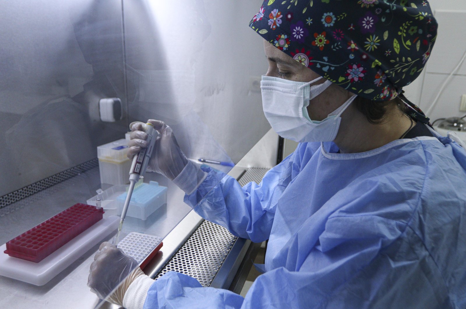 A lab staff member works at the laboratory of Dışkapı Yıldırım Beyazıt Training and Research Hospital, in the capital Ankara, Turkey, Dec. 11, 2020. (DHA Photo)