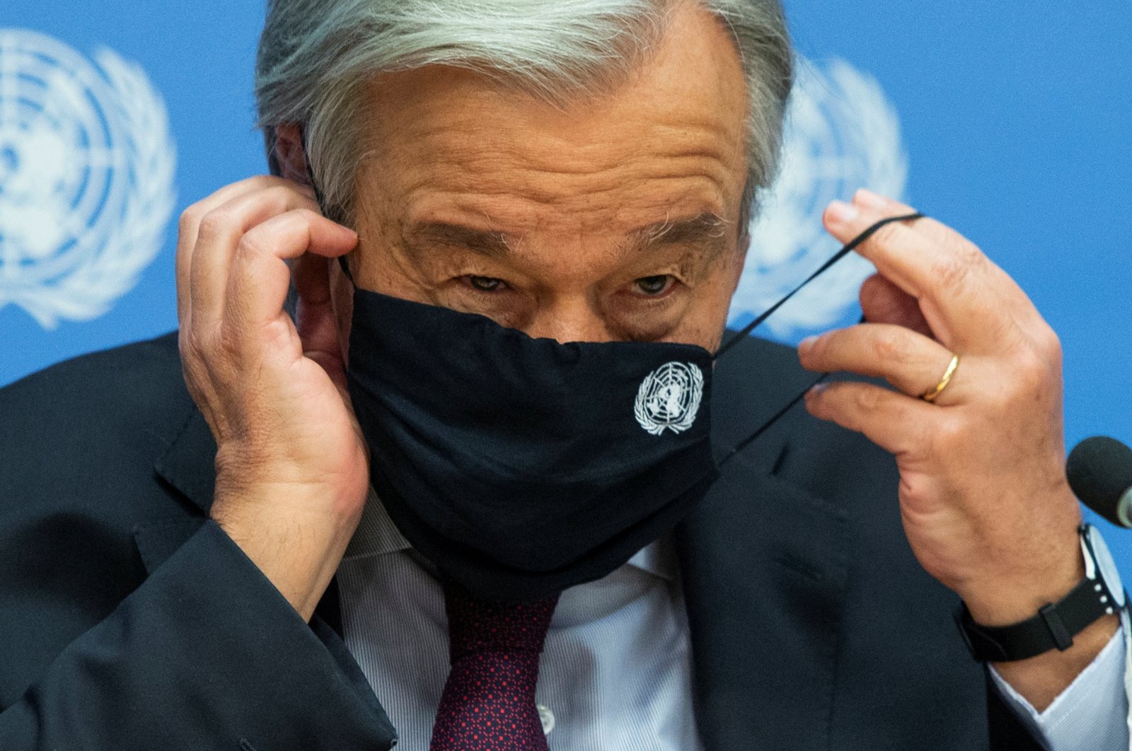 United Nations Secretary-General Antonio Guterres adjusts his mask before leaving a news conference at U.N. headquarters in New York City, New York, U.S., Nov. 20, 2020. (Reuters Photo)