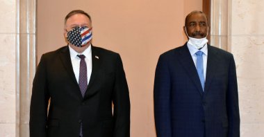 U.S. Secretary of State Mike Pompeo (L) with Sudan's Sovereign Council chief General Abdel Fattah al-Burhan in Khartoum, Aug. 25, 2020. (AFP Photo)