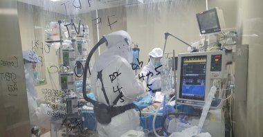 Health workers check a coronavirus patient at Hallym Sacred Heart Hospital ECMO Center in Anyang, South Korea, March 5, 2020. (Reuters Photo)