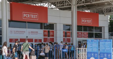 Tourists queue at the PCR test laboratory after arrival at the airport, Antalya, southern Turkey, Sept. 4, 2020. (Shutterstock Photo by Andrii Oleksiienko)