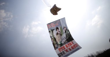 A balloon containing leaflets denouncing North Korean leader Kim Jong Un is seen near the demilitarized zone separating the two Koreas in Paju, South Korea, March 26, 2016. (Reuters Photo)