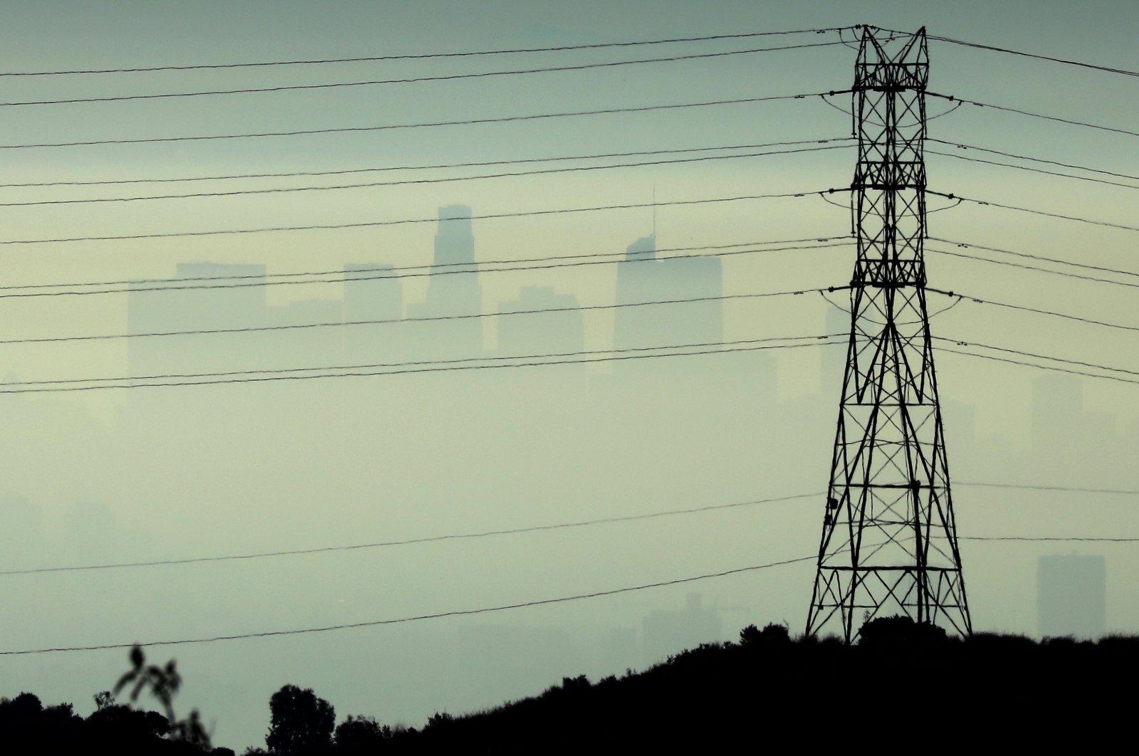 Downtown Los Angeles is seen behind an electricity pylon through the morning marine layer in Los Angeles, California, U.S., Aug. 20, 2019. (Reuters Photo)
