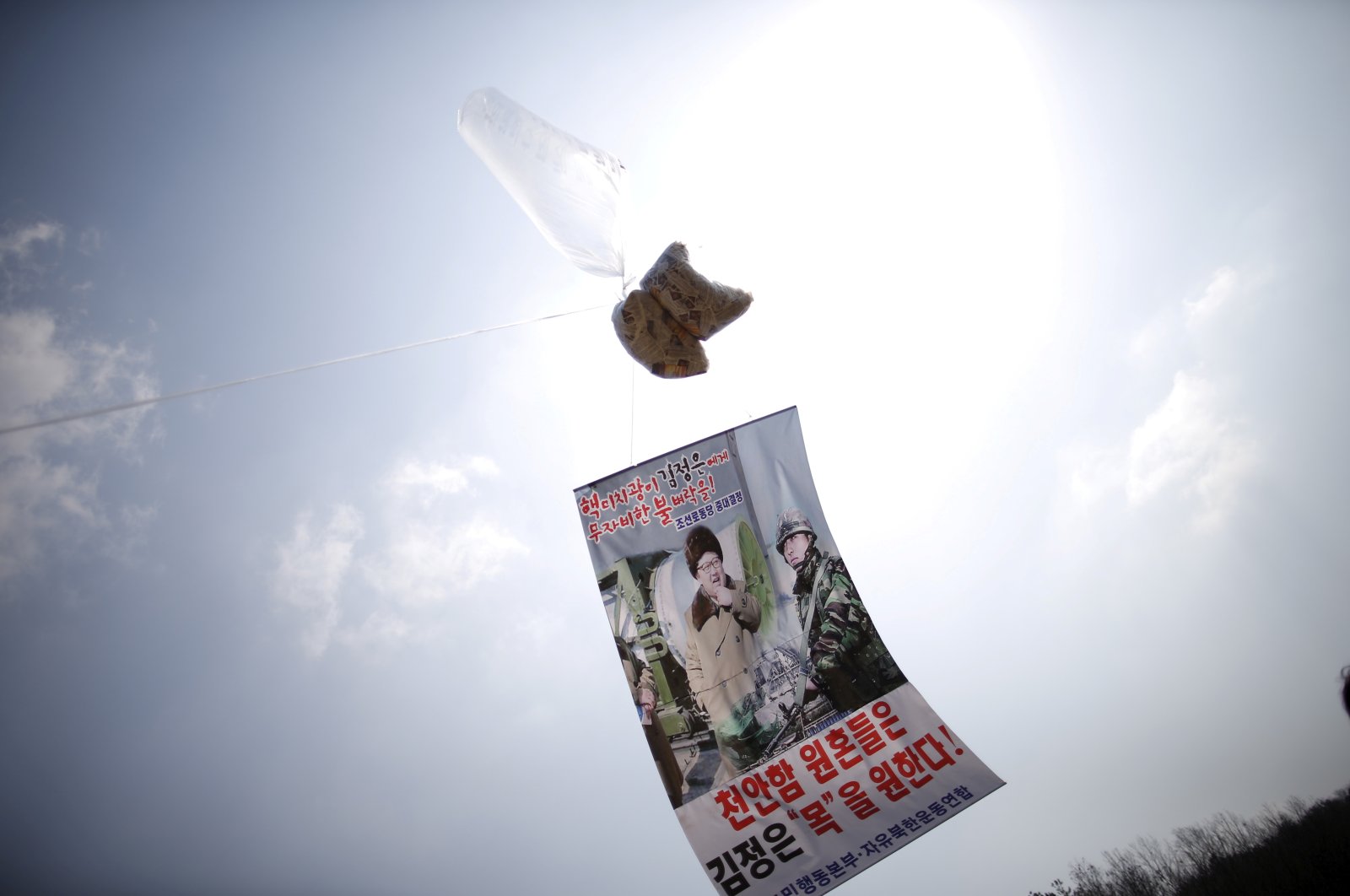 A balloon containing leaflets denouncing North Korean leader Kim Jong Un is seen near the demilitarized zone separating the two Koreas in Paju, South Korea, March 26, 2016. (Reuters Photo)