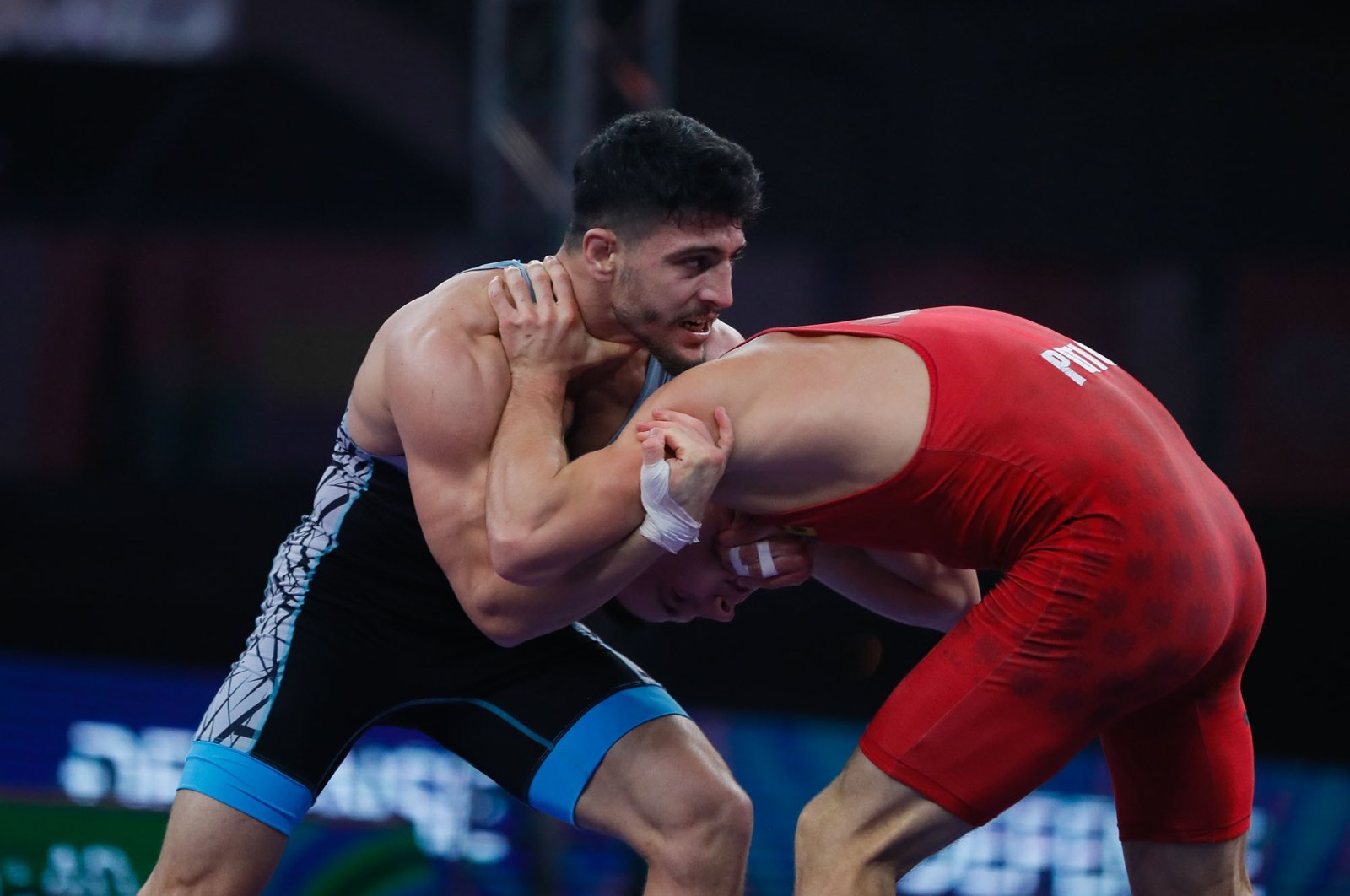Turkish Greco-Roman wrestler Osman Yıldırım (L) takes on Russia's Sergey Semenov in the final of the Individual World Cup in Serbia, Dec.14, 2020. (DHA)