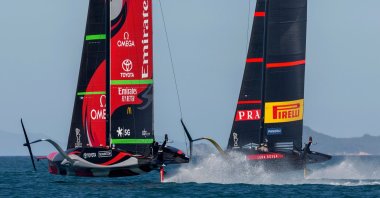 Luna Rossa Prada Pirelli (R) competes against Emirates Team New Zealand on practice racing day, in Auckland, New Zealand, Dec. 15, 2020. (AFP PHOTO)