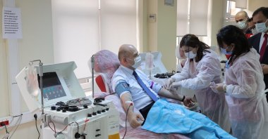 Interior Minister Süleyman Soylu donates plasma, in the capital Ankara, Turkey, Dec. 15, 2020. (DHA PHOTO) 