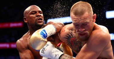 Floyd Mayweather Jr. (L) lands a hit against Conor McGregor during their boxing match at the at T-Mobile Arena in Las Vegas, Nevada, U.S., Aug. 26, 2017. (Reuters Photo)
