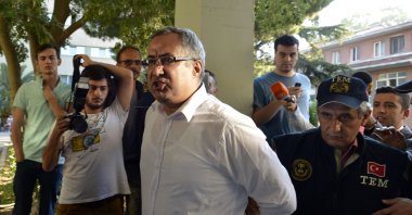 Police officers escort police chief Yurt Atayün, a defendant in Selam Tevhid case, to the courthouse after his arrest in Istanbul, Turkey, Jul. 30, 2014. (AA PHOTO) 
