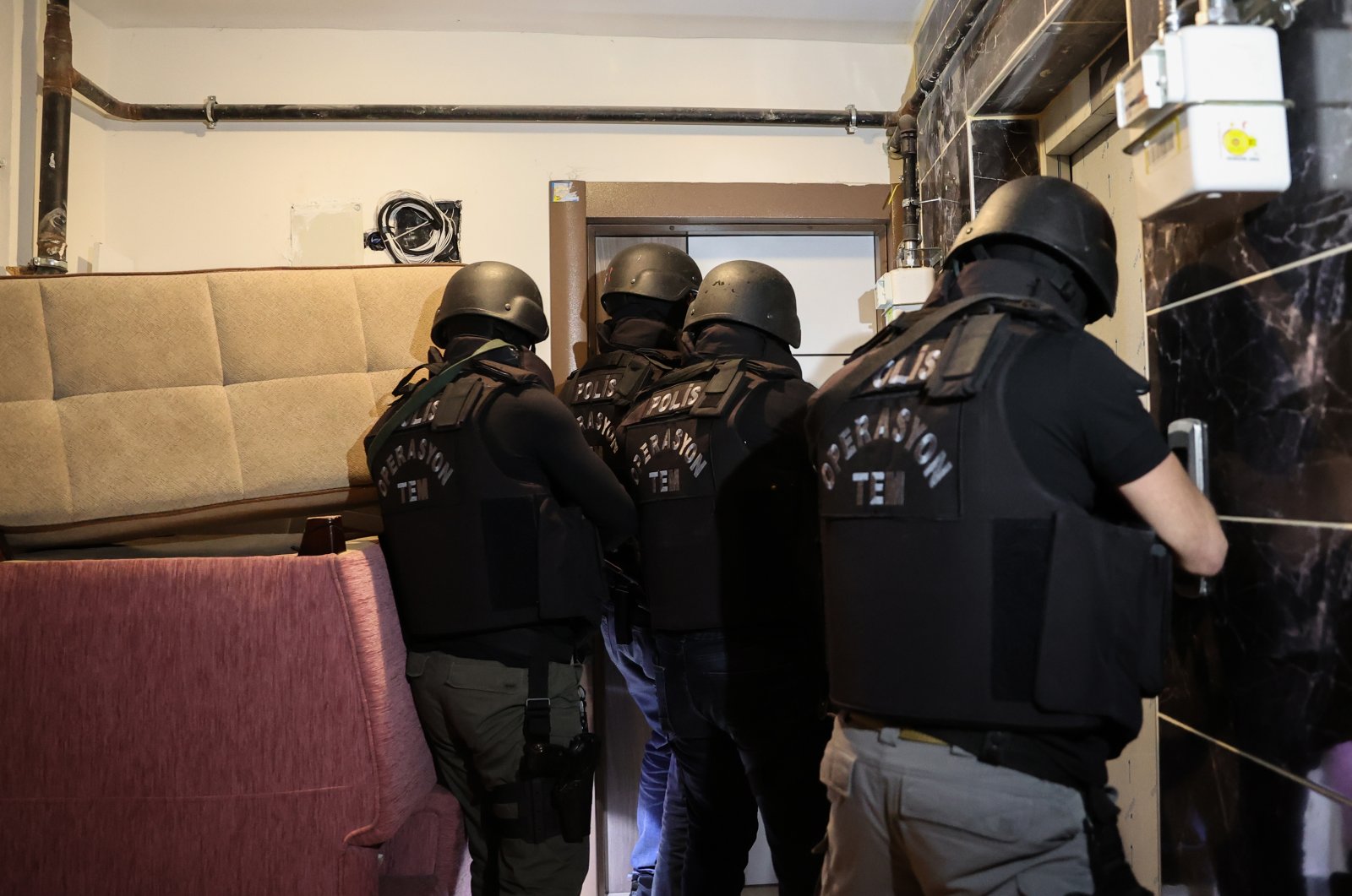 Counterterrorism squads enter the home of a suspected Daesh terrorist in Istanbul, Turkey, on Dec. 16, 2020 (AA Photo)