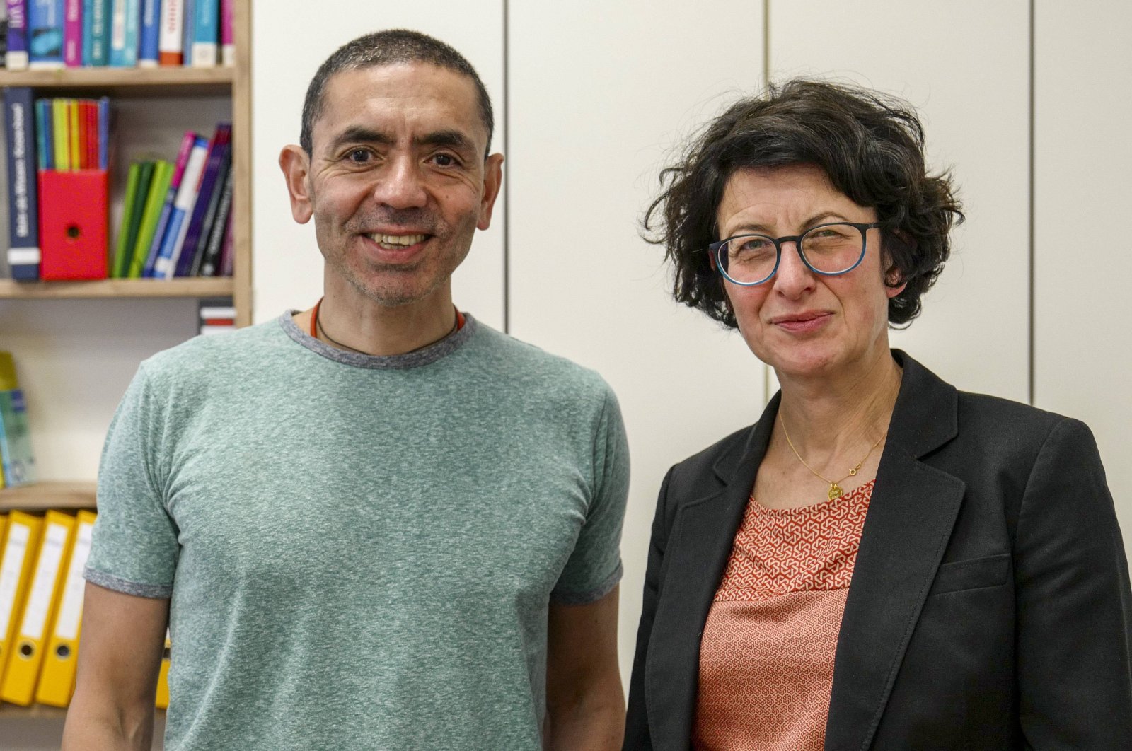 Uğur Şahin (L) is a scientist with more than 60 independent patents in a variety of fields, including life science and biotechnology. Dr. Özlem Türeci is a physician with over 20 years of cancer research experience. (Reuters Photo)