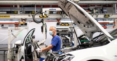 A worker wears a protective mask at the Volkswagen assembly line after VW restarts Europe's largest car factory following a coronavirus shutdown in Wolfsburg, Germany, April 27, 2020. (Reuters Photo)