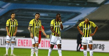 Fenerbahçe players look dejected after the Süper Lig match against Malatyaspor at Şükrü Saraçoğlu Stadium in Istanbul, Turkey, Dec. 12, 2020. (Photo by Mustafa Nacar)