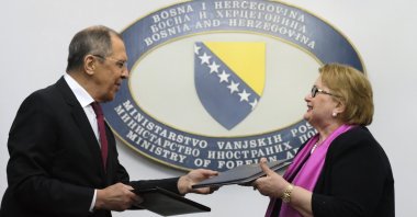 Russian Foreign Minister Sergey Lavrov (L) and Bosnia's Foreign Minister Bisera Turkovic exchange documents in the capital Sarajevo, Bosnia-Herzegovina, Dec. 15, 2020. (AP Photo)