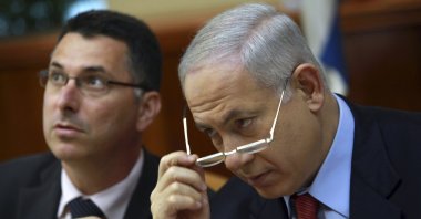 Israel's Prime Minister Benjamin Netanyahu (R) and then-Education Minister Gideon Saar attend a weekly Cabinet meeting in Jerusalem, Oct. 18, 2009. (Reuters Photo)