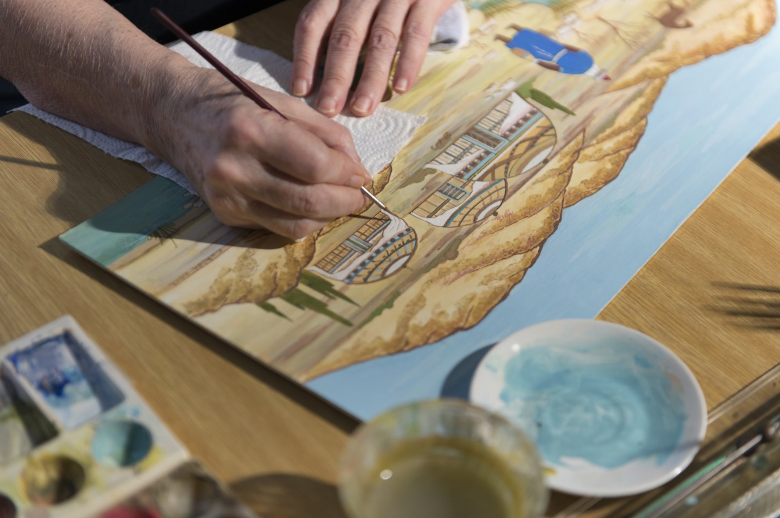 An artist draws a miniature. (Courtesy of Culture and Tourism Ministry)