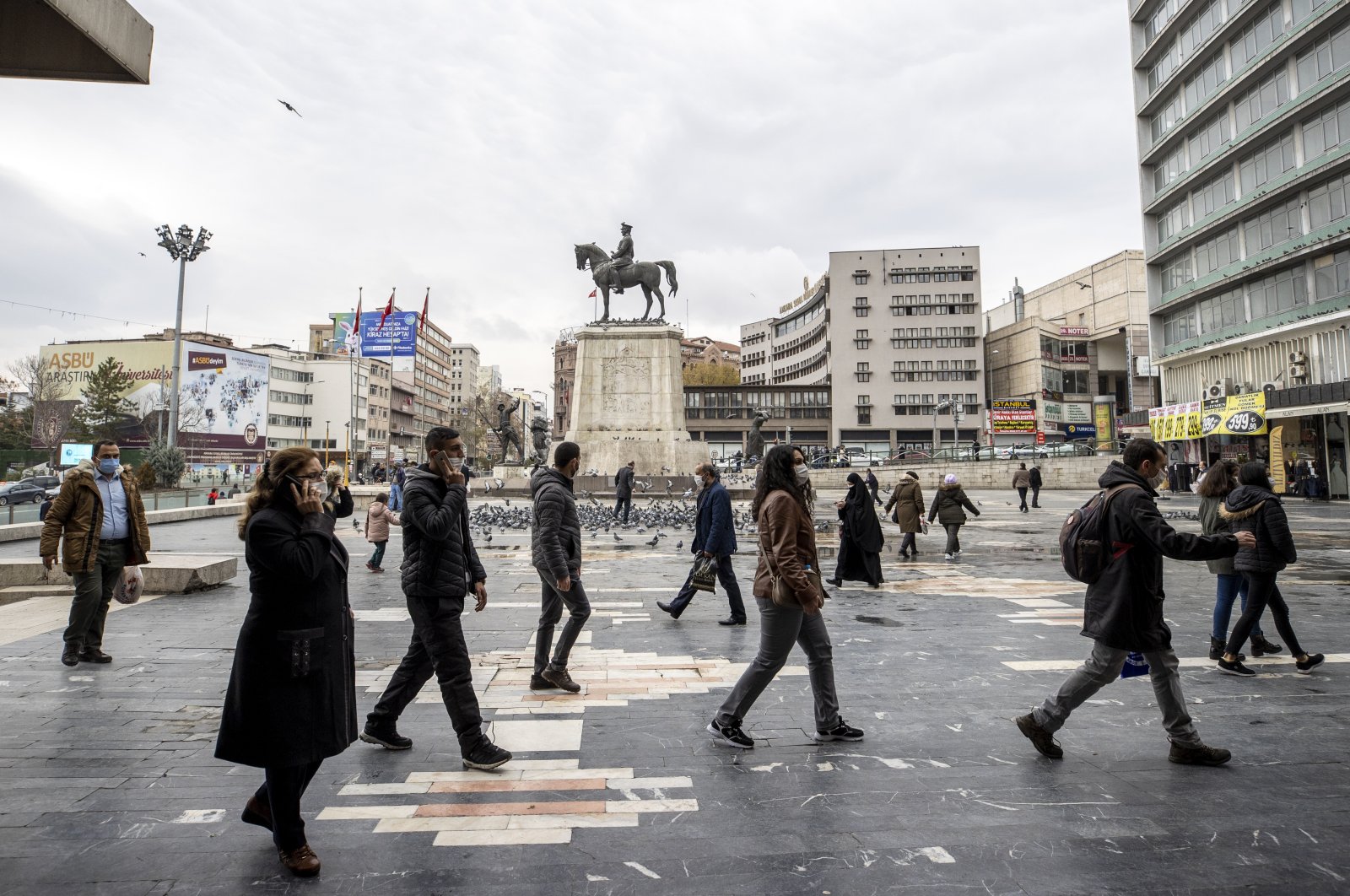 People wearing protective masks walk in Ulus Square in the capital Ankara, Turkey, Dec. 15, 2020. (AA PHOTO)
