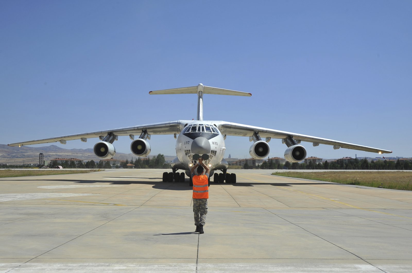 A Russian transport aircraft, carrying parts of the S-400 air defense systems, lands at Mürted Air Base near the capital Ankara, Turkey, Aug. 27, 2019. (AP Photo)