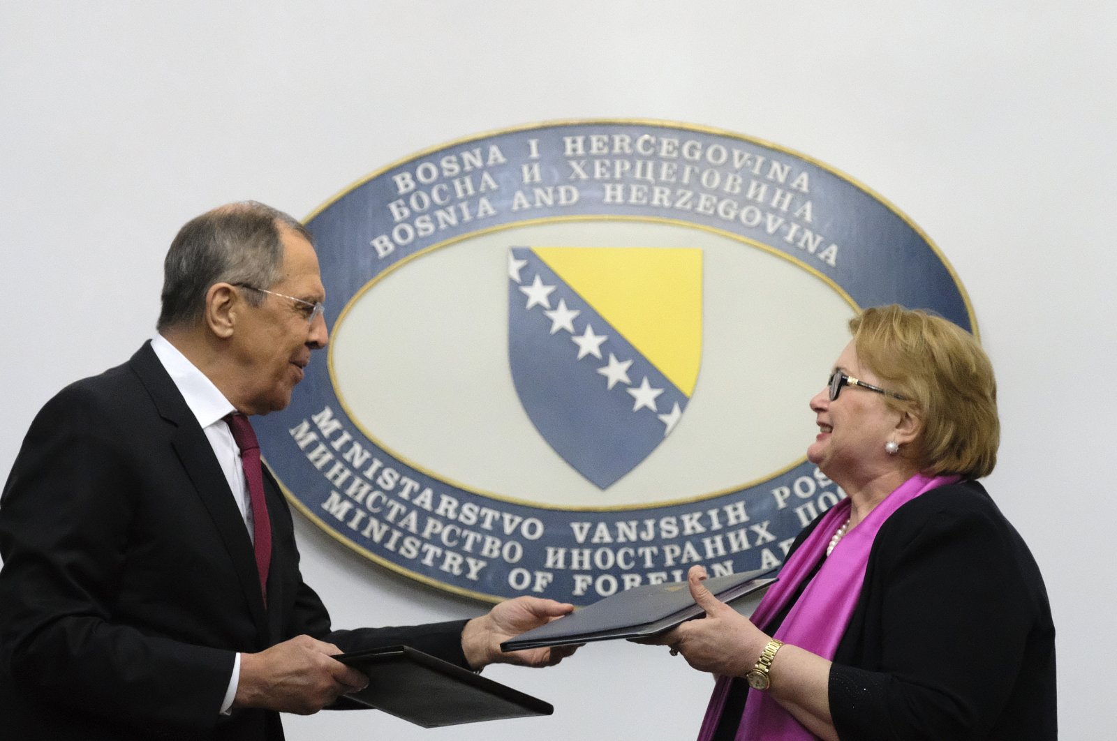 Russian Foreign Minister Sergey Lavrov (L) and Bosnia's Foreign Minister Bisera Turkovic exchange documents in the capital Sarajevo, Bosnia-Herzegovina, Dec. 15, 2020. (AP Photo)