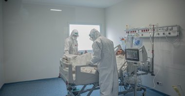 Health care workers attend to a patient at Sancaktepe Professor Feriha Öz Hospital in Istanbul, Turkey, Sept. 23, 2020. (Photo by Hatice Çınar)