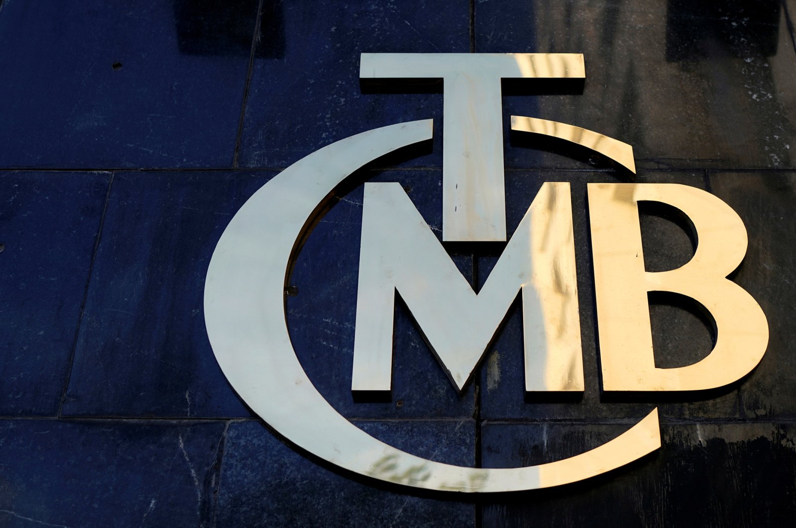 A logo of Turkey's Central Bank (TCMB) is pictured at the entrance of the bank's headquarters in Ankara, Turkey, April 19, 2015. (Reuters Photo)