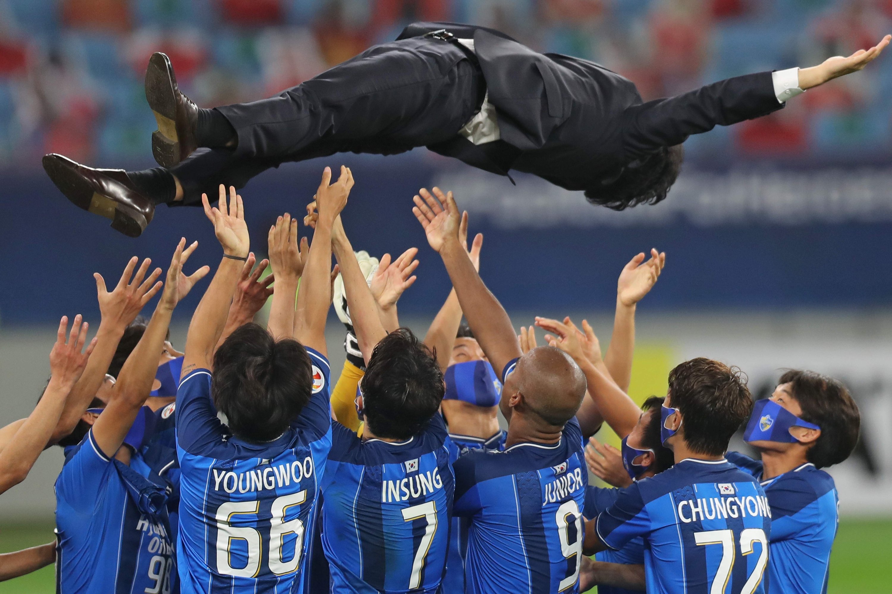 Ulsan's players celebrate their win with Hyundai Heavy Industries President Han Young-Seuk after winning the AFC Champions League finals football match between Iran's Persepolis and South Korea's Ulsan Hyundai at the al-Janoub Stadium in the Qatari city of Al Wakrah, Dec. 19, 2020. (AFP Photo)