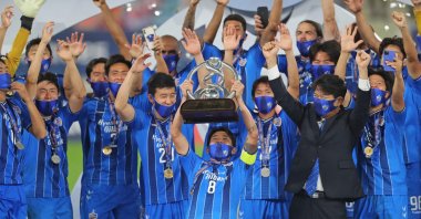 Ulsan's midfielder Sin Jin-Ho lifts the winners' trophy after the AFC Champions League finals football match between Iran's Persepolis and Korea's Ulsan Hyundai at the Al Janoub Stadium in the Qatari city of Al Wakrah on Dec. 19, 2020. (AFP Photo)