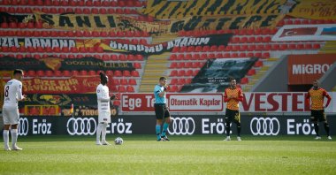 Players of Turkish Süper Lig clubs Göztepe and Atakaş Hatayspor wait in protest against the broadcaster after the starting whistle in Week 13 match at the Gürsel Aksel Stadium in Izmir, western Turkey, Dec. 19, 2020. (AA Photo)