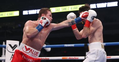 Canelo Alvarez  (L) and Callum Smith during their championship bout, San Antonio, Texas, U.S., Dec. 19, 2020. (REUTERS PHOTO)