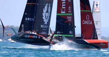 INEOS Team UK (L) competes against Emirates Team New Zealand during the race in Auckland, New Zealand, Dec. 20, 2020. (AFP PHOTO) 