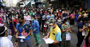 Migrant workers queue for a COVID-19 nasal swab test at a migrant community, amid the coronavirus disease (COVID-19) outbreak, in Samut Sakhon province, Thailand, Dec. 20, 2020. (Reuters Photo)