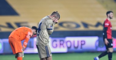 Fenerbahçe's Dimitrios Pelkas (C) reacts after missing a shot during a Süper Lig match against Gaziantep FK, in Gaziantep, Turkey, Dec. 19, 2020. (AA Photo)