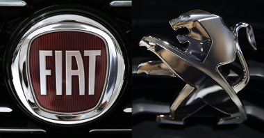 This combination of file pictures shows the logo of Italian automaker Fiat (L) in a car dealership in Saluzzo, near Turin, Italy, Jan. 12, 2017, and the Peugeot logo pictured at the 2014 Paris Auto Show in Paris, France, Oct. 3, 2014. (AFP Photo)