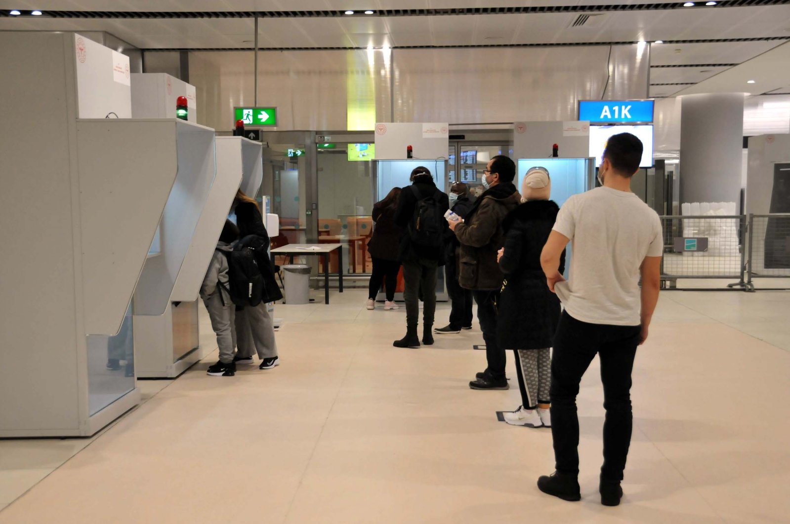 Passengers from London wait to be tested at Istanbul Airport, in Istanbul, Turkey, Dec. 21, 2020. (DHA PHOTO)