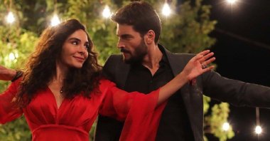 Ebru Şahin as Reyyan (L) and Akın Akınözü as Miran in a scene from "Hercai."