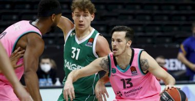 Zalgiris Kaunas' Rokas Jokubaitis (C) in action against FC Barcelona's Thomas Heurtel (R) during a Euroleague match at Zalgiris Arena in Kaunas, Lithuania, Dec. 4, 2020. (EPA Photo)