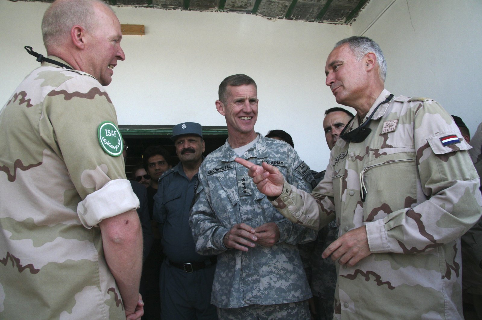 Head of the Dutch troops in Uruzgan province, Brig. Gen. T. A. Middendorp (R) listens to Gen. Stanley McChrystal, the head of U.S. and NATO forces in Afghanistan and an unidentified officer (L) in Dund, in Afghanistan's southern province of Kandahar. June 25, 2009 (AP Photo)
