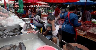 Migrant workers from Myanmar work at a street market amid the coronavirus pandemic in Bangkok, Thailand, Dec. 23, 2020. (Reuters Photo)