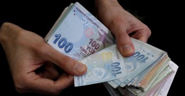 A merchant counts Turkish lira banknotes at the Grand Bazaar in Istanbul, Turkey, March 29, 2019. (Reuters Photo)