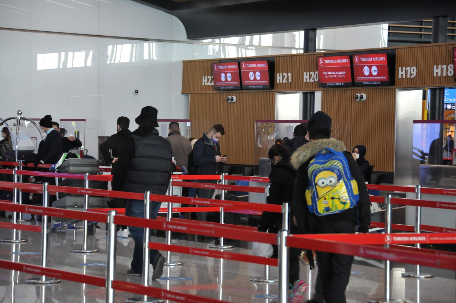 Passengers wait in the flight check-in line, Istanbul, Turkey, Dec. 25, 2020. (IHA Photo)