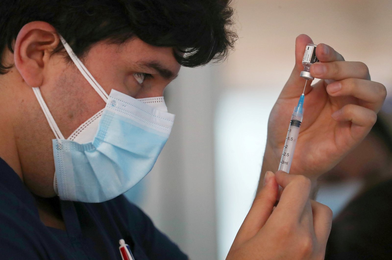 A health care worker prepares a dose of the Pfizer/BioNtech vaccine against the coronavirus disease (COVID-19) at the Posta Central hospital in Santiago, Chile, Dec. 24, 2020. (Reuters Photo)