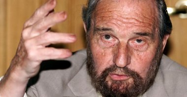 Soviet secret agent George Blake gestures as he speaks at a presentation of a book of letters written by other spies from a British prison, in Moscow, June 28, 2001. (Reuters Photo)