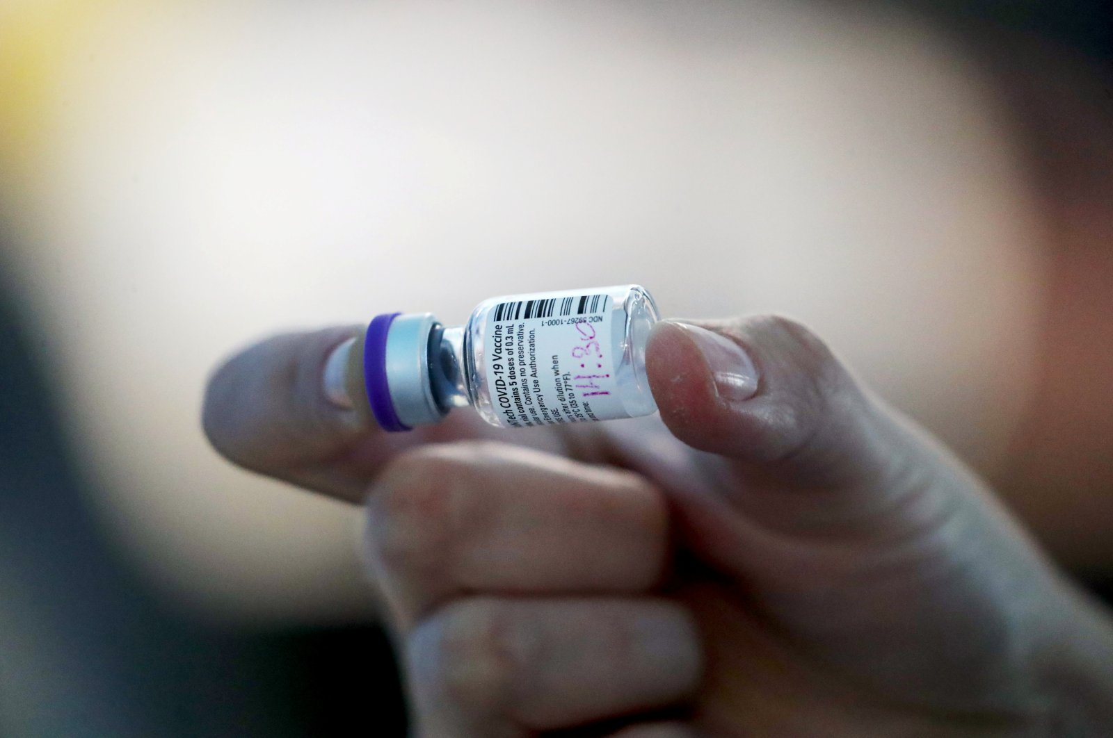 A nurse prepares a dose of the Pfizer/BioNtech vaccine against the coronavirus disease (COVID-19) at the Posta Central hospital in Santiago, Chile, Dec. 24, 2020. (Reuters Photo)