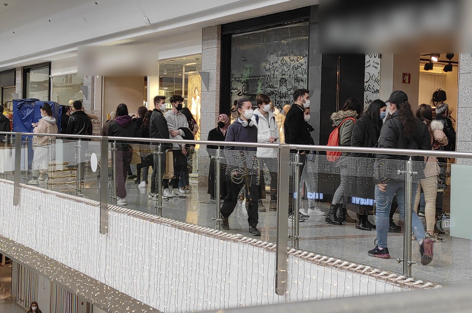 A crowd at a shopping mall during a discount week, in the capital Ankara, Turkey, Nov. 30, 2020. (DHA Photo)