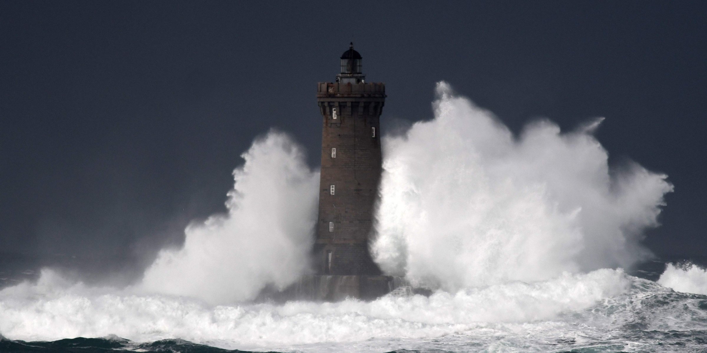 Waves tower. Нормандия Маяк в шторм. Strong Wind Storm. Phare Calais Ivoire. A Lupin phare du four dans la tempete цена.