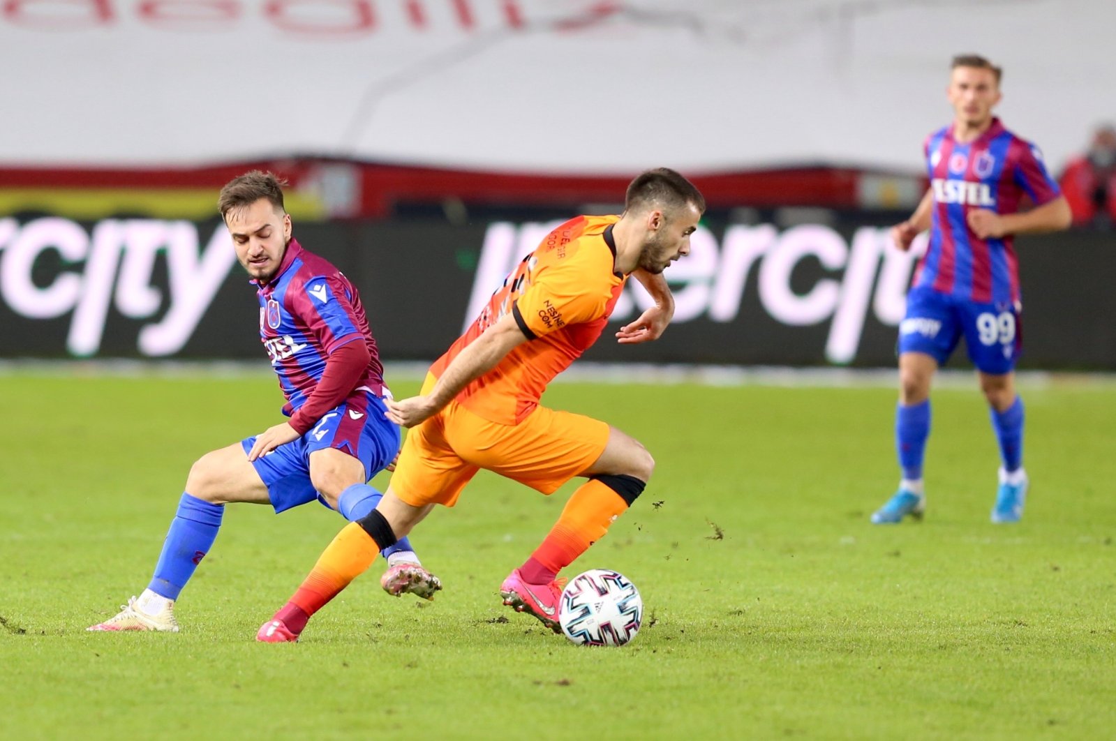 Galatasaray's Marcelo Saracchi (R) in action with Trabzonspor's Yusuf Sarı during a Süper Lig match in Trabzon, Turkey, Dec. 26, 2020. (AA Photo)
